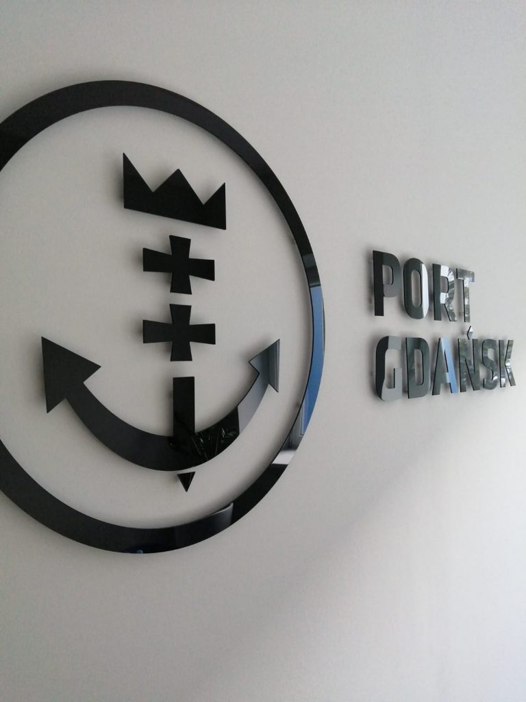 logo port gdańsk, reklama,napis na ścianę, logo pleksi, czarne logo
