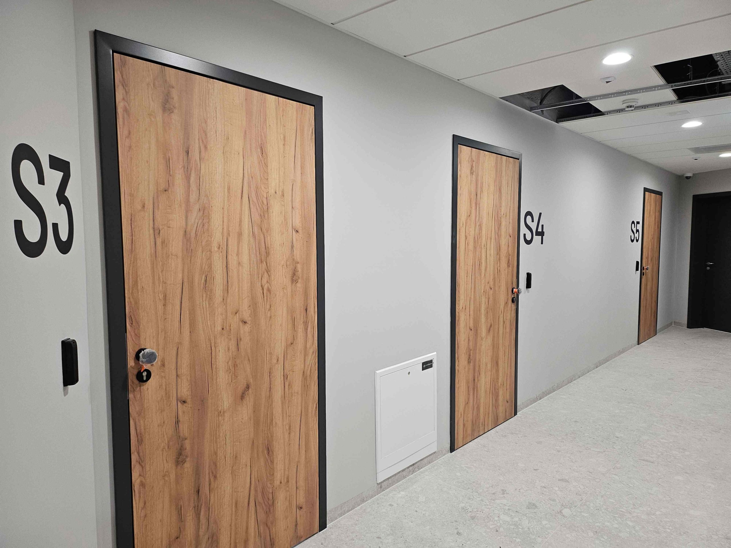 wayfinding, oznakowanie budynków, napisy na ścianę. way find