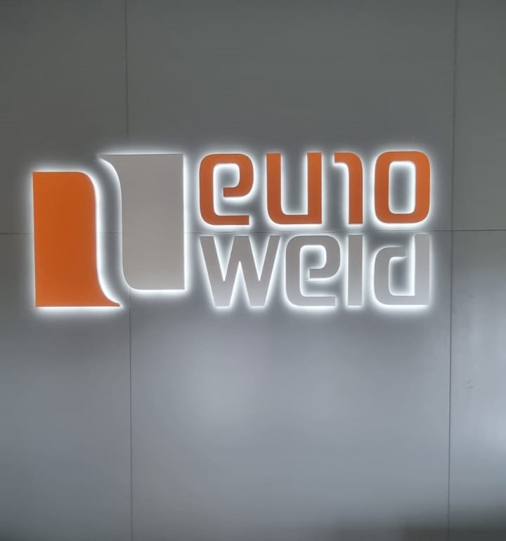 litery świecące tyłem, efekt halo, logo 3d, logo na ścianę