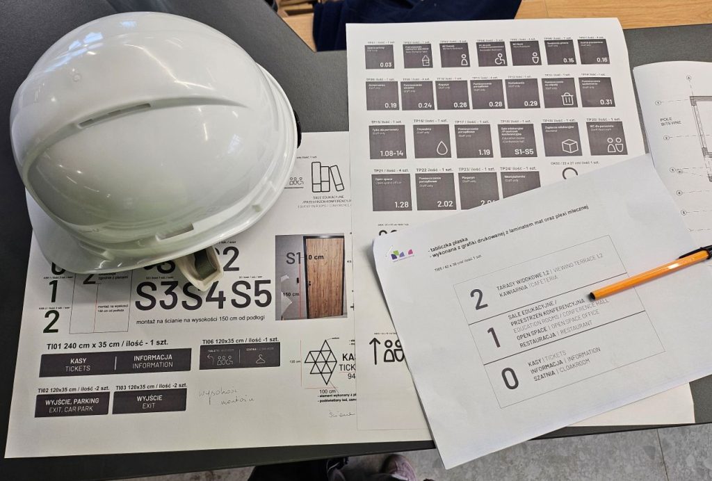 wayfinding projekt, komunikacja budynku, siw, znaki kierunkowe , montador