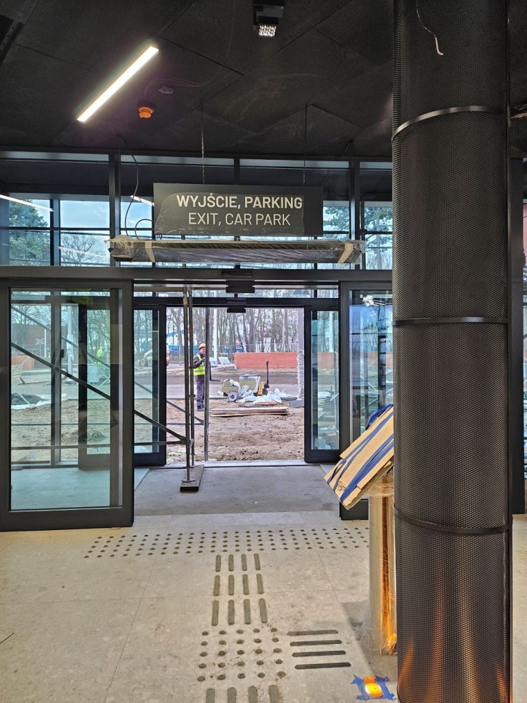 tablice podwieszane, tablica informacyjna, znaki kirunkowe, wayfinding