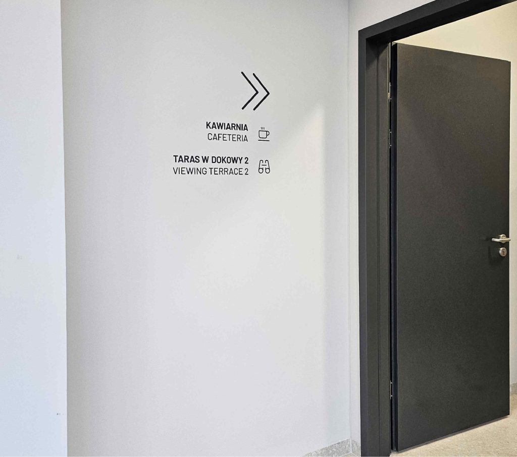 wayfinding, znaki kierunkowe, tablice kierunkowe, oznakowanie budynków