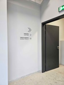 wayfinging montador znaki kierunkowe